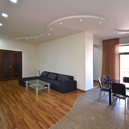 Tumanyan Street 3 Bedroom Deluxe Apartment With Large Balcony Tm662 エレバン エクステリア 写真