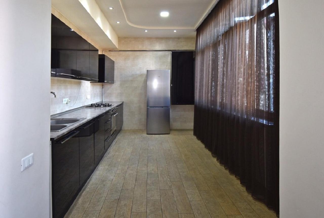 Tumanyan Street 3 Bedroom Deluxe Apartment With Large Balcony Tm662 エレバン エクステリア 写真