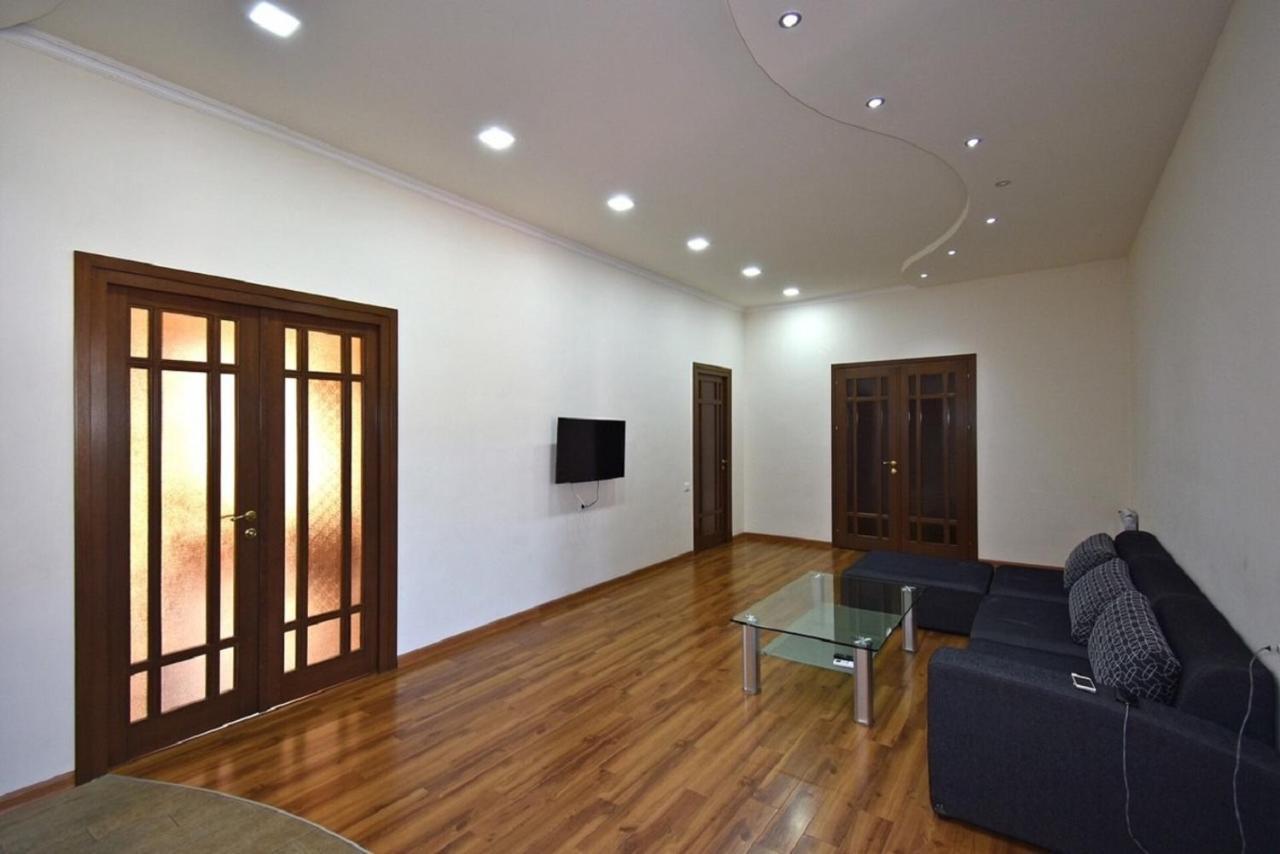 Tumanyan Street 3 Bedroom Deluxe Apartment With Large Balcony Tm662 エレバン エクステリア 写真