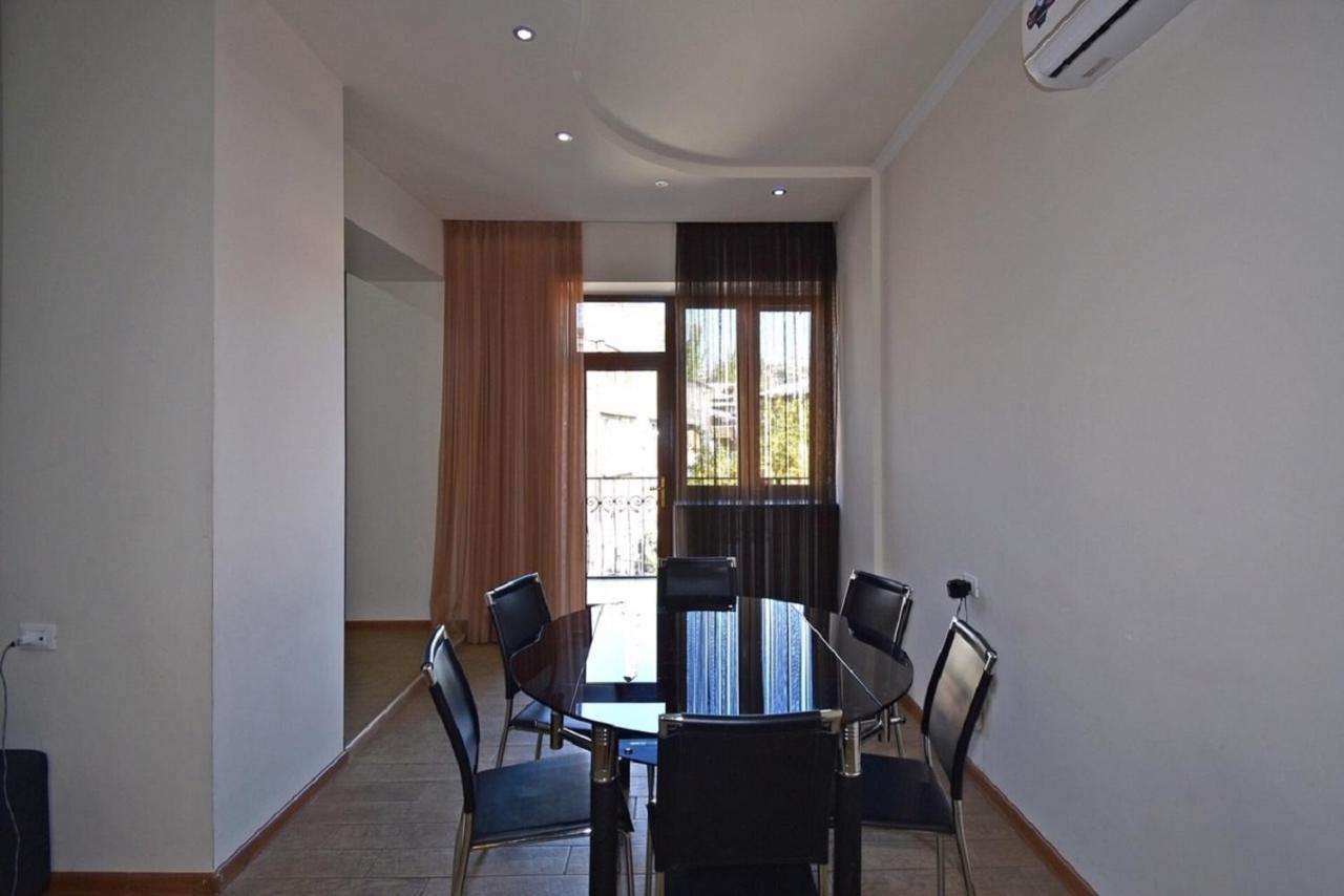 Tumanyan Street 3 Bedroom Deluxe Apartment With Large Balcony Tm662 エレバン エクステリア 写真