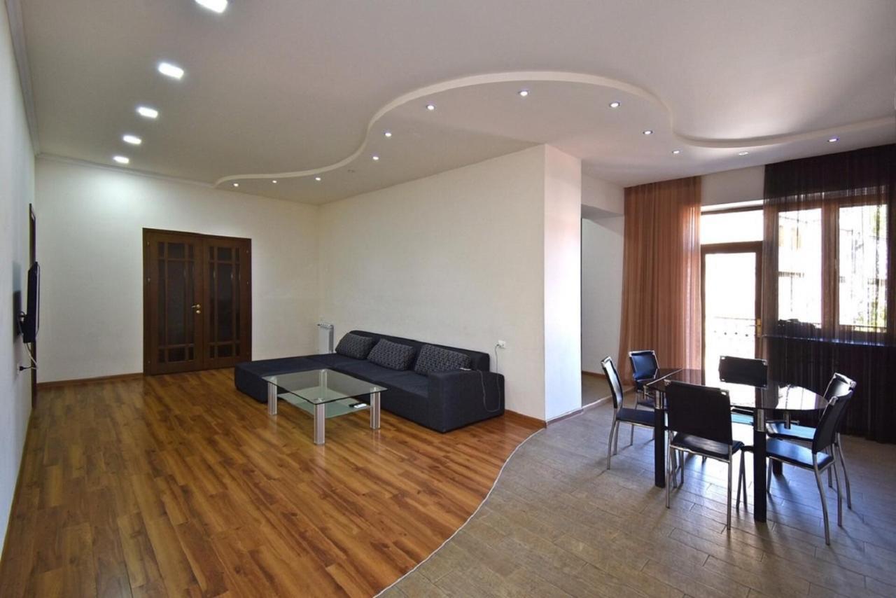 Tumanyan Street 3 Bedroom Deluxe Apartment With Large Balcony Tm662 エレバン エクステリア 写真