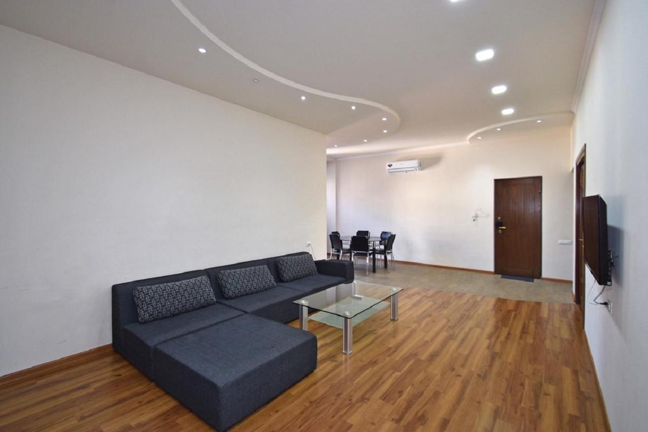 Tumanyan Street 3 Bedroom Deluxe Apartment With Large Balcony Tm662 エレバン エクステリア 写真