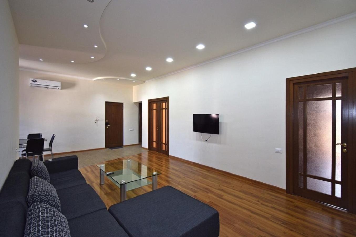 Tumanyan Street 3 Bedroom Deluxe Apartment With Large Balcony Tm662 エレバン エクステリア 写真