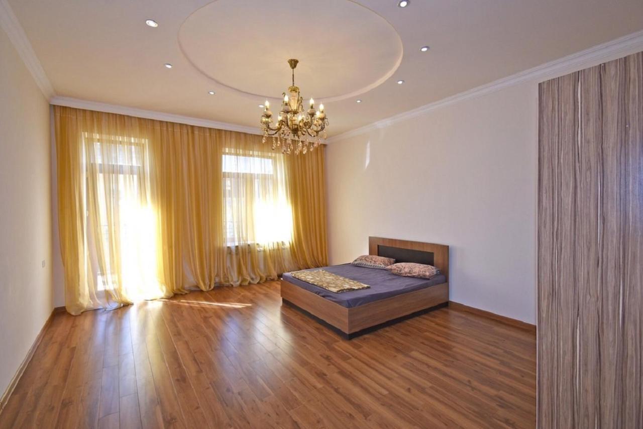 Tumanyan Street 3 Bedroom Deluxe Apartment With Large Balcony Tm662 エレバン エクステリア 写真